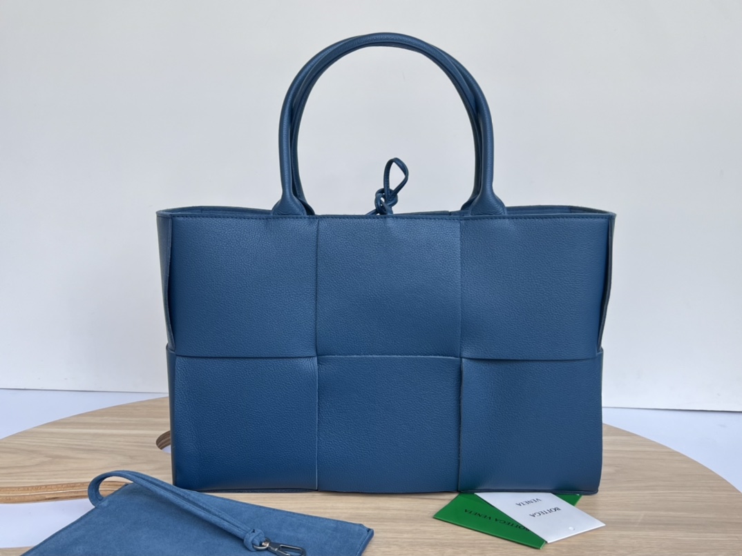 Medium Arco Intreccio Leather Tote Bag Dark Blue